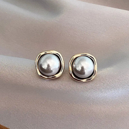 1+1 Offer: White opal elegant golden bracelet + Elegant black pearl earrings